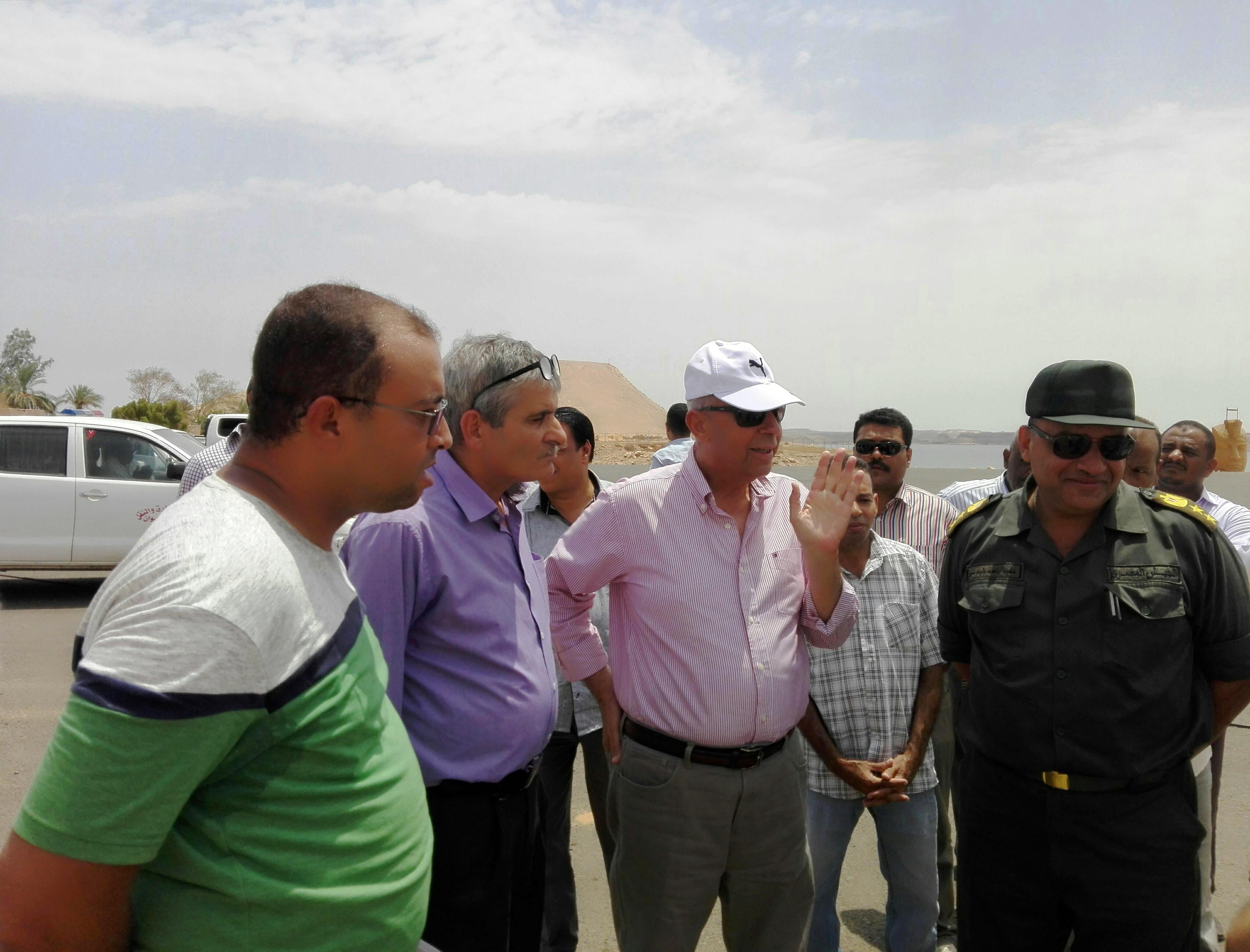 محافظ أسوان تفقد أعمال التطوير  بمطار أبو سمبل الدولى (6)